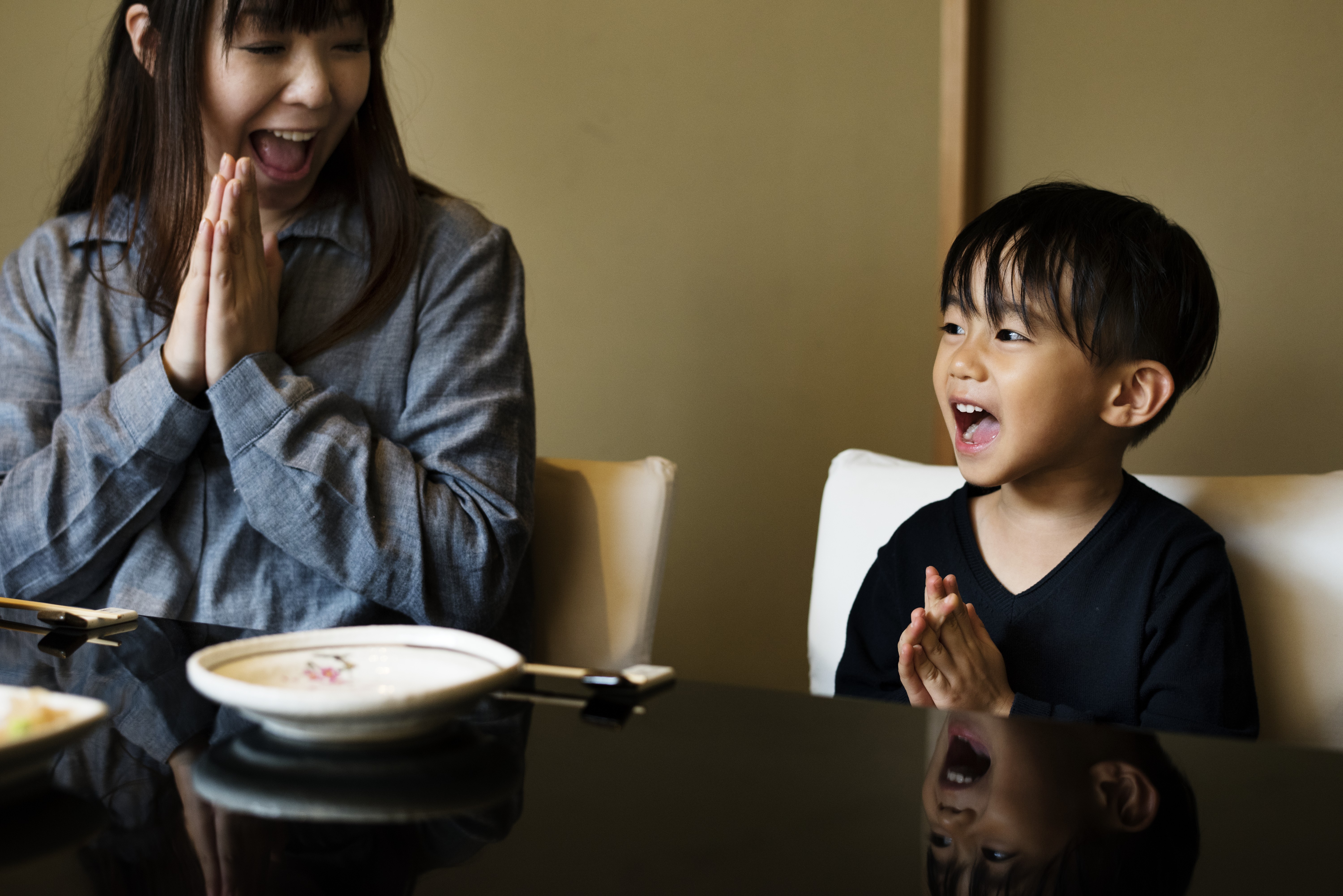 stimulasi bahasa anak, cara melatih bicara anak, meningkatkan kemampuan bahasa anak, anak belajar bicara, Bunda, si Kecil